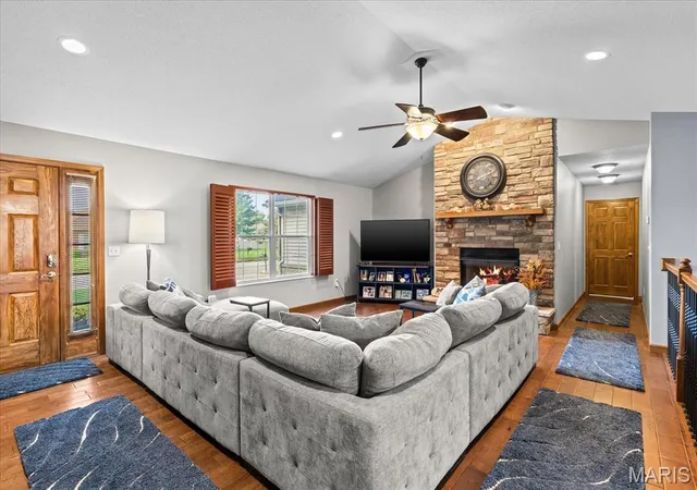 Photo 3 of Sale Pending at 929 Millikin Dr, Fairview Heights, IL 62208 | MLS# MIS26062286 | Listing updated on 2026-09-30