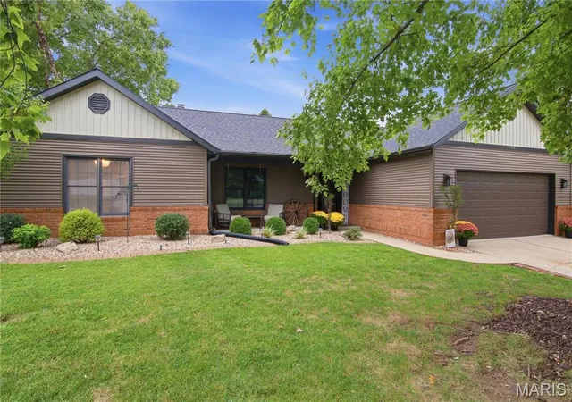 Single family home for sale at 104 Archview Dr, Belleville, IL 62221 | MLS# MIS26062288