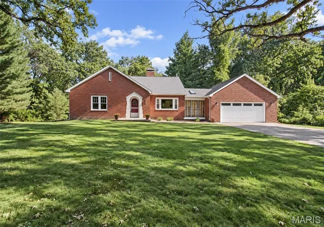 Photo 1 of Single family home for sale at 2315 Fairview Dr, Alton, IL 62002 | MLS# MIS26062293 | Listing updated on 2026-10-04