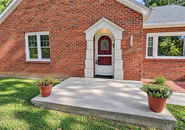 Photo 3 of Single family home for sale at 2315 Fairview Dr, Alton, IL 62002 | MLS# MIS26062293 | Listing updated on 2026-10-04