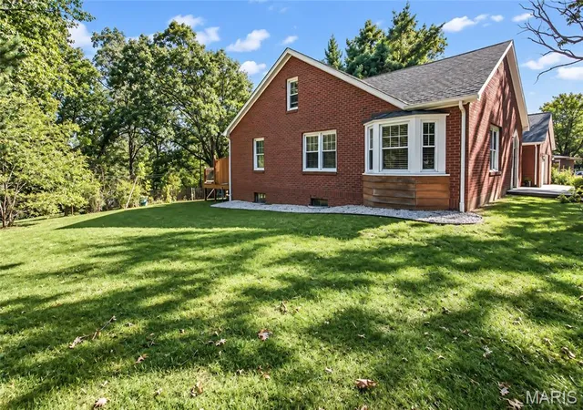 Photo 3 of Single family home for sale at 2315 Fairview Dr, Alton, IL 62002 | MLS# MIS26062293 | Listing updated on 2026-10-04