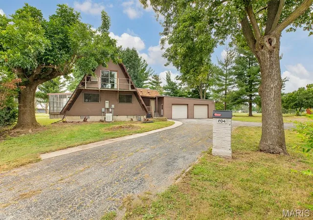 Photo 2 of Sale Pending at 804 S Franklin St, Bunker Hill, IL 62014 | MLS# MIS26062303 | Listing updated on 2026-09-28
