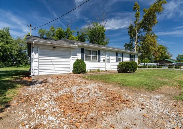 Photo 3 of Single family home for sale at 1000 W Church, Harrisburg, IL 62946 | MLS# MIS26062306 | Listing updated on 2026-09-27