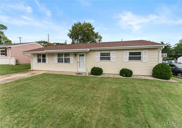 Photo 2 of Single family home for sale at 833 Weedel Dr, Arnold, MO 63010 | MLS# MIS26062308 | Listing updated on 2026-10-04