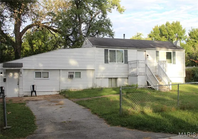 Photo 1 of Single family home for sale at 10153 Earl Dr, Saint Louis, MO 63136 | MLS# MIS26062334 | Listing updated on 2026-09-29