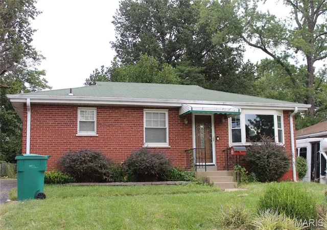 Photo 3 of Single family home for sale at 1536 Salerno Dr, Saint Louis, MO 63133 | MLS# MIS26062348 | Listing updated on 2026-09-29