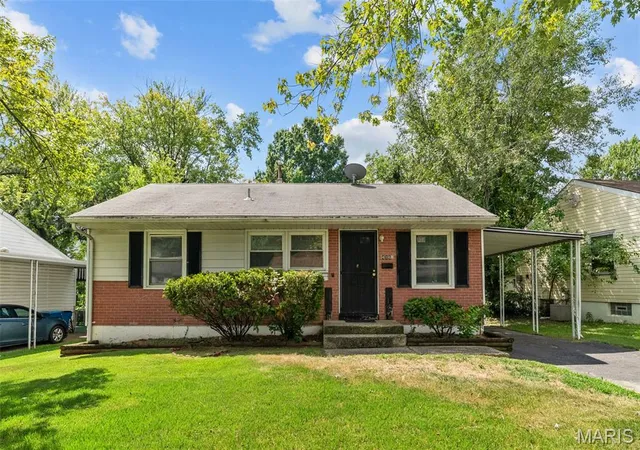 Photo 1 of Single family home for sale at 416 Lanark Rd, Saint Louis, MO 63137 | MLS# MIS26062360 | Listing updated on 2026-10-03