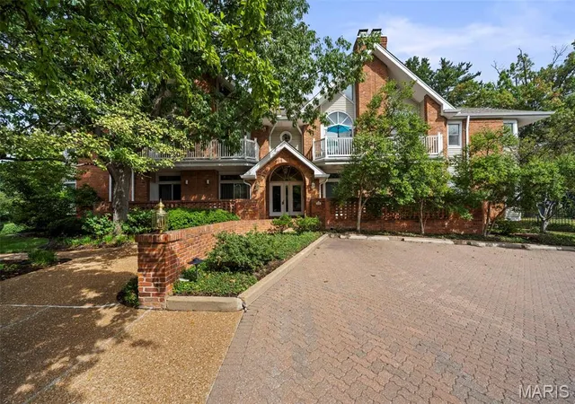 Photo 1 of Sale Pending at 29 Country Clb Ter, Kirkwood, MO 63122 | MLS# MIS26062366 | Listing updated on 2026-10-19
