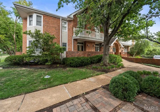 Listing Photo 2 - Condo for sale in building located at 29 Country Clb Ter, Kirkwood, MO 63122