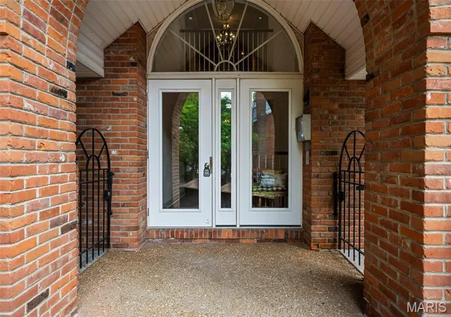 Listing Photo 4 - Condo for sale in building located at 29 Country Clb Ter, Kirkwood, MO 63122
