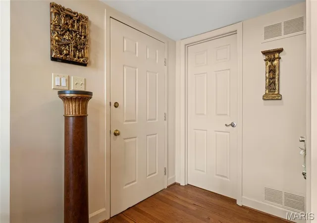 Listing Photo 5 - Condo for sale in building located at 29 Country Clb Ter, Kirkwood, MO 63122