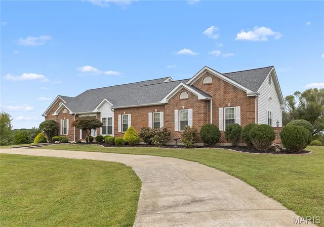 Photo 2 of Single family home for sale at 104 Wolf Trl Ct, Defiance, MO 63341 | MLS# MIS26062370 | Listing updated on 2026-10-01