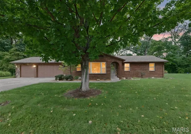 Photo 2 of Single family home for sale at 217 Hall Point, Fairview Heights, IL 62208 | MLS# MIS26062379 | Listing updated on 2026-10-03