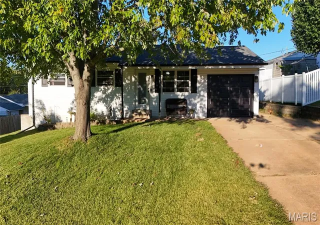 Photo 2 of Sale Pending at 2270 Summit Dr, Arnold, MO 63010 | MLS# MIS26062385 | Listing updated on 2026-10-12