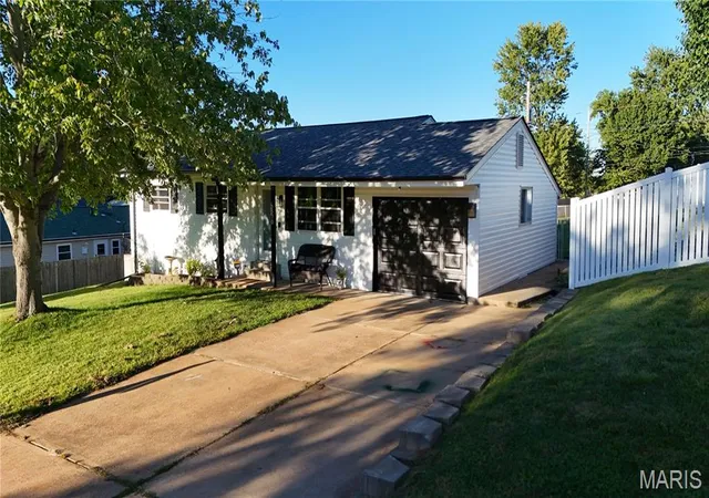 Photo 3 of Sale Pending at 2270 Summit Dr, Arnold, MO 63010 | MLS# MIS26062385 | Listing updated on 2026-10-12