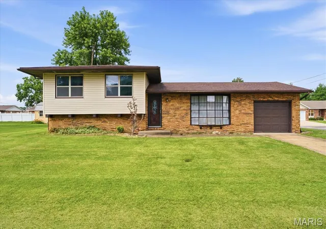Photo 2 of Single family home for sale at 7 Draco Dr, Freeburg, IL 62243 | MLS# MIS26062391 | Listing updated on 2026-10-08