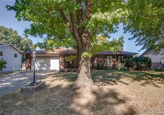 Photo 2 of Sale Pending at 108 Bethany Ln, Godfrey, IL 62035 | MLS# MIS26062395 | Listing updated on 2026-10-20