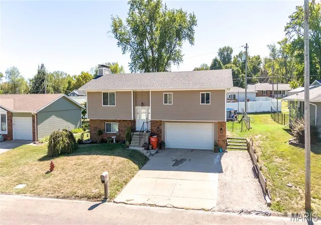 Photo 1 of Single family home for sale at 1310 Thistle Dr, Vandalia, IL 62471 | MLS# MIS26062400 | Listing updated on 2026-09-28