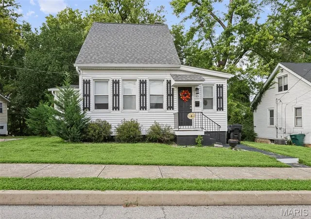 Photo 2 of Single family home for sale at 323 W Cleveland Ave, Belleville, IL 62220 | MLS# MIS26062406 | Listing updated on 2026-10-08