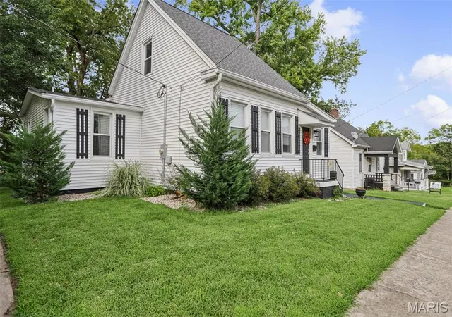 Photo 3 of Single family home for sale at 323 W Cleveland Ave, Belleville, IL 62220 | MLS# MIS26062406 | Listing updated on 2026-10-08