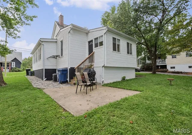 Photo 3 of Single family home for sale at 323 W Cleveland Ave, Belleville, IL 62220 | MLS# MIS26062406 | Listing updated on 2026-10-08