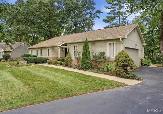 Photo 3 of Single family home for sale at 14619 Hunters Point, Chesterfield, MO 63017 | MLS# MIS26062414 | Listing updated on 2026-10-06