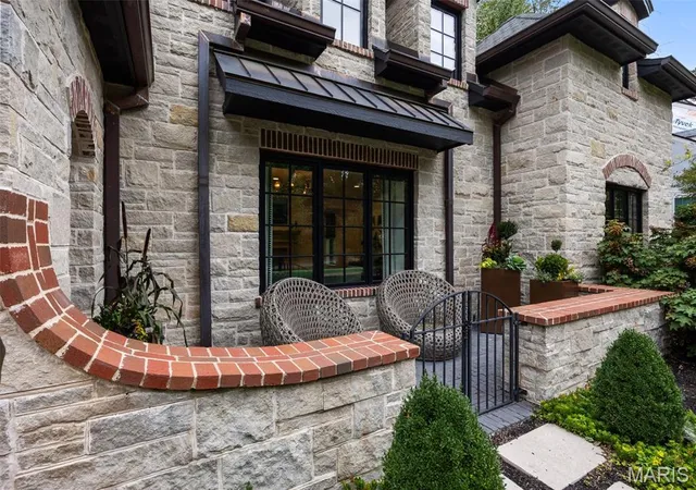 Photo 3 of Sale Pending at 1353 Green Tree Ln, Saint Louis, MO 63122 | MLS# MIS26062420 | Listing updated on 2026-10-04