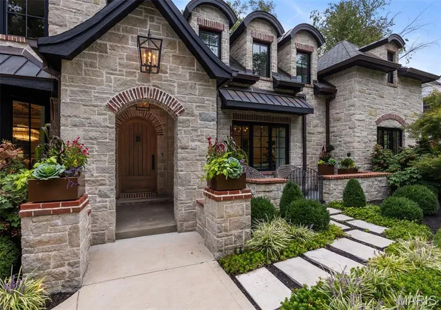 Photo 3 of Sale Pending at 1353 Green Tree Ln, Saint Louis, MO 63122 | MLS# MIS26062420 | Listing updated on 2026-10-04