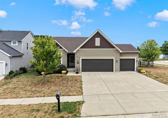 Photo 2 of Single family home for sale at 38 Huntleigh Park Ct, Wentzville, MO 63385 | MLS# MIS26062423 | Listing updated on 2026-10-05