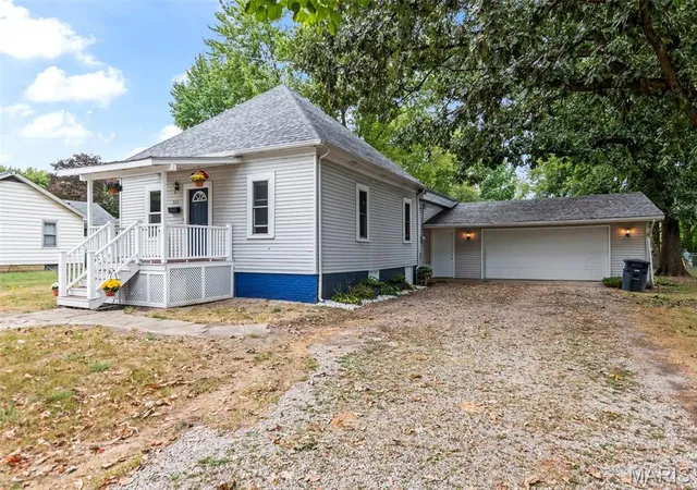 Photo 1 of Single family home for sale at 517 E Columbia St, Litchfield, IL 62056 | MLS# MIS26062437 | Listing updated on 2026-10-01