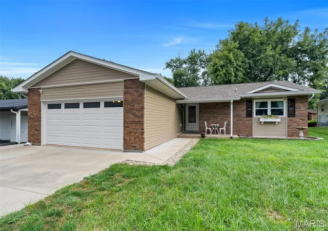 Photo 2 of Single family home for sale at 104 Meadow Ln, Columbia, IL 62236 | MLS# MIS26062438 | Listing updated on 2026-09-30