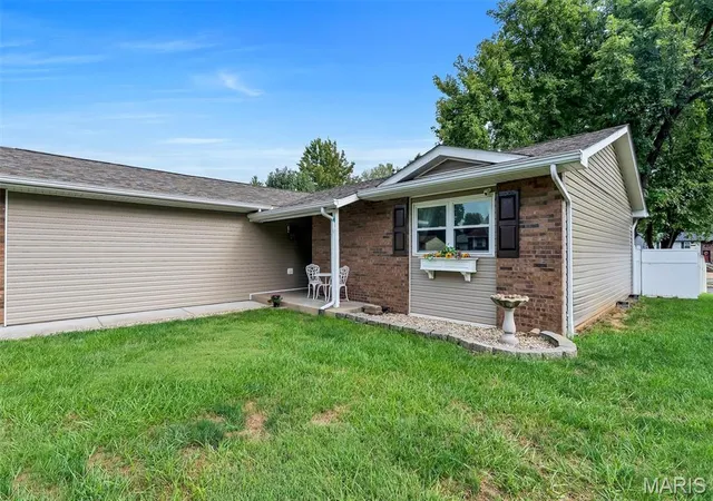 Photo 3 of Single family home for sale at 104 Meadow Ln, Columbia, IL 62236 | MLS# MIS26062438 | Listing updated on 2026-09-30