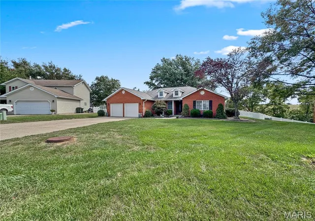 Photo 3 of Single family home for sale at 106 Elmwood St, Waterloo, IL 62298 | MLS# MIS26062446 | Listing updated on 2026-10-05