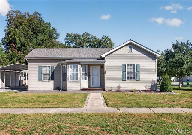 Photo 1 of Single family home for sale at 1411 Jefferson St, Carlyle, IL 62231 | MLS# MIS26062448 | Listing updated on 2026-10-08