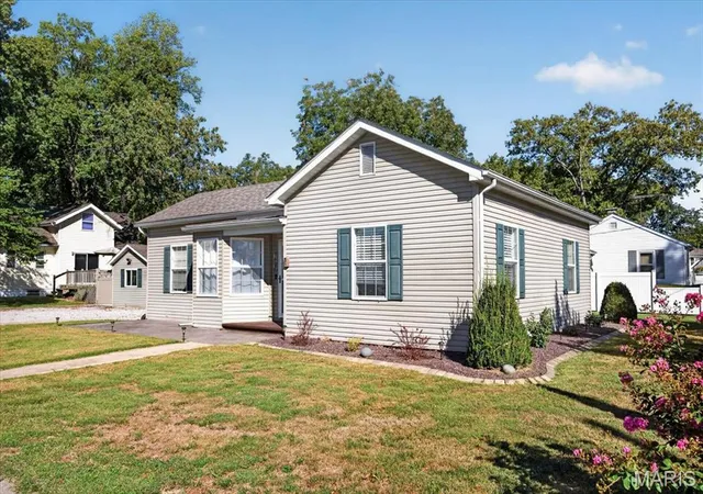 Photo 3 of Single family home for sale at 1411 Jefferson St, Carlyle, IL 62231 | MLS# MIS26062448 | Listing updated on 2026-10-08