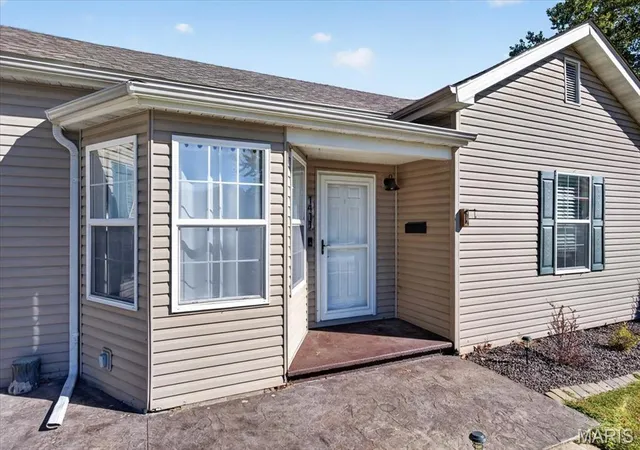 Photo 3 of Single family home for sale at 1411 Jefferson St, Carlyle, IL 62231 | MLS# MIS26062448 | Listing updated on 2026-10-08
