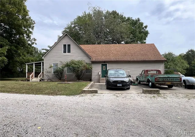 Photo 4 of Single family home for sale at 240 Worksavers Trl, Litchfield, IL 62056 | MLS# MIS26062455 | Listing updated on 2026-09-28