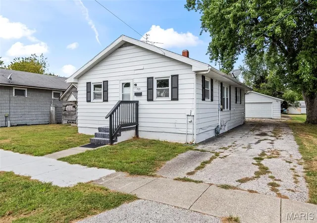 Photo 1 of Single family home for sale at 705 E Columbia St, Litchfield, IL 62056 | MLS# MIS26062467 | Listing updated on 2026-09-28