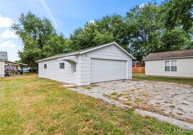 Photo 2 of Single family home for sale at 705 E Columbia St, Litchfield, IL 62056 | MLS# MIS26062467 | Listing updated on 2026-09-28