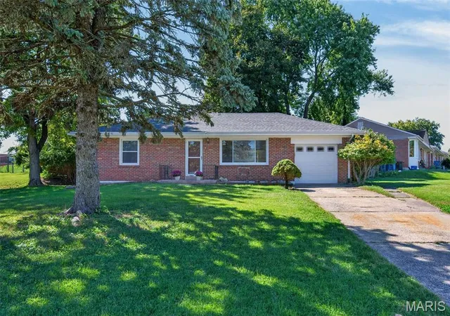 Photo 2 of Sale Pending at 728 Pine St, Saint Charles, MO 63301 | MLS# MIS26062472 | Listing updated on 2026-10-03