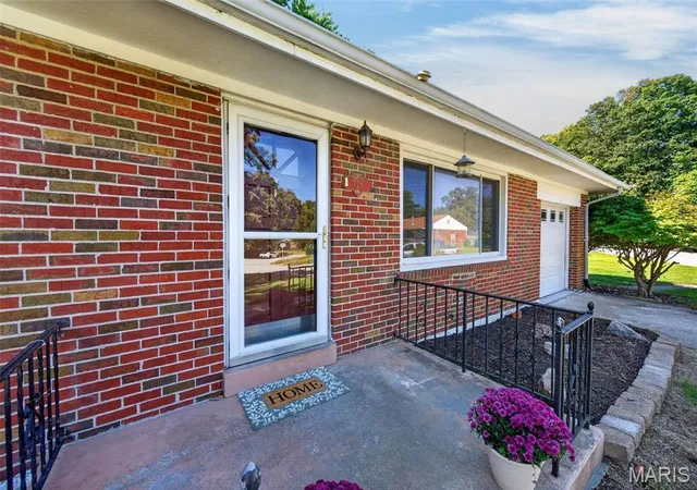 Photo 3 of Sale Pending at 728 Pine St, Saint Charles, MO 63301 | MLS# MIS26062472 | Listing updated on 2026-10-03