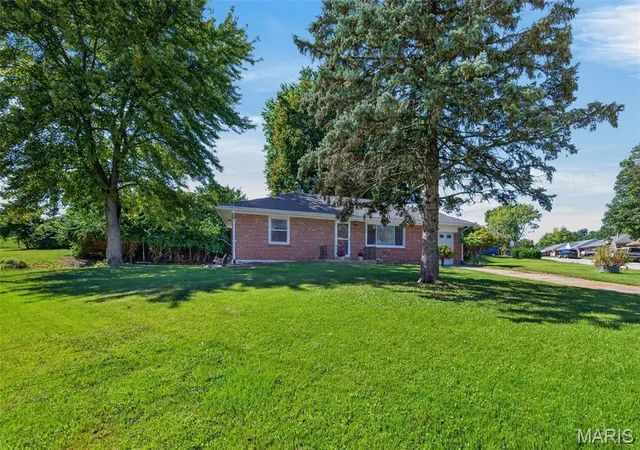 Photo 3 of Sale Pending at 728 Pine St, Saint Charles, MO 63301 | MLS# MIS26062472 | Listing updated on 2026-10-03