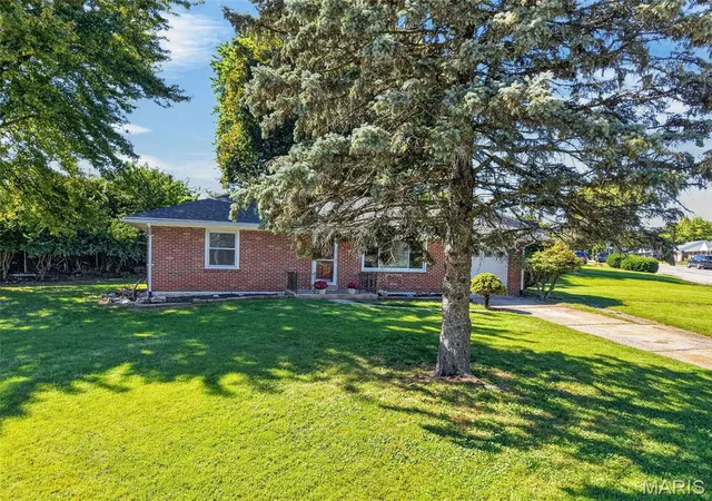 Photo 4 of Sale Pending at 728 Pine St, Saint Charles, MO 63301 | MLS# MIS26062472 | Listing updated on 2026-10-03