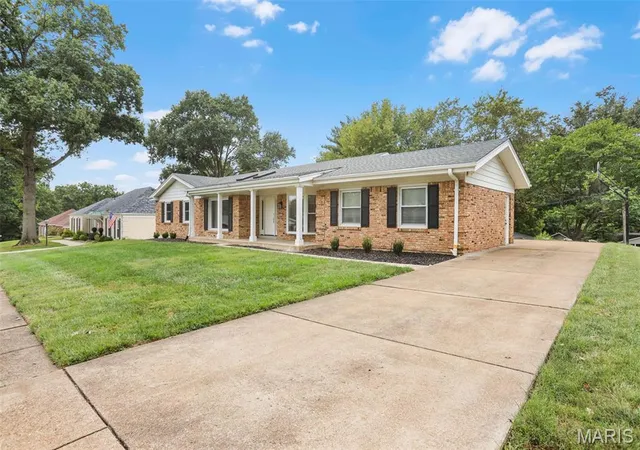 Photo 1 of Sale Pending at 214 Glen Cvs Dr, Chesterfield, MO 63017 | MLS# MIS26062475 | Listing updated on 2026-10-04