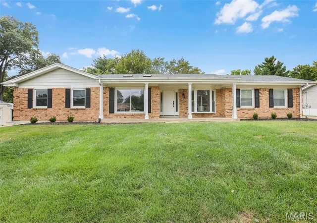 Photo 2 of Sale Pending at 214 Glen Cvs Dr, Chesterfield, MO 63017 | MLS# MIS26062475 | Listing updated on 2026-10-04