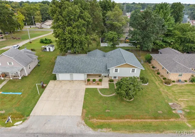 Photo 1 of Single family home for sale at 1005 E Henry St, Staunton, IL 62088 | MLS# MIS26062510 | Listing updated on 2026-10-06