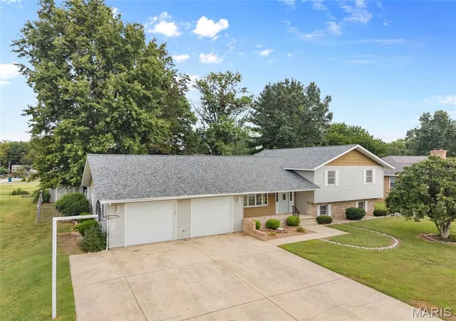 Photo 2 of Single family home for sale at 1005 E Henry St, Staunton, IL 62088 | MLS# MIS26062510 | Listing updated on 2026-10-06