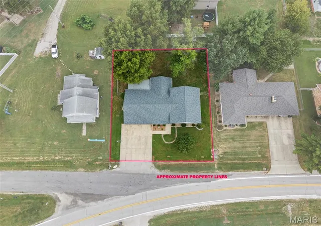 Photo 3 of Single family home for sale at 1005 E Henry St, Staunton, IL 62088 | MLS# MIS26062510 | Listing updated on 2026-10-06