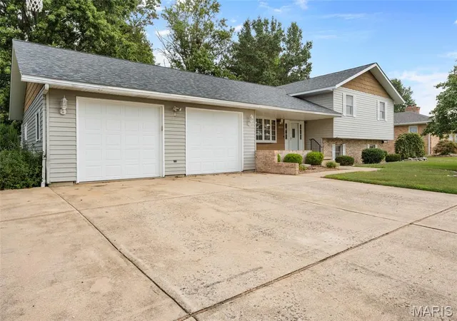 Photo 3 of Single family home for sale at 1005 E Henry St, Staunton, IL 62088 | MLS# MIS26062510 | Listing updated on 2026-10-06