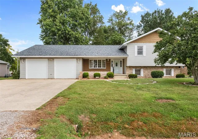Photo 4 of Single family home for sale at 1005 E Henry St, Staunton, IL 62088 | MLS# MIS26062510 | Listing updated on 2026-10-06